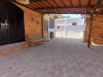 Venta de villa esquinera de cuatro dormitorios sector La Milina