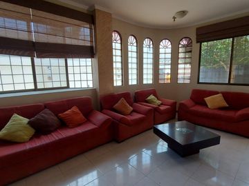Venta de villa esquinera de cuatro dormitorios sector La Milina