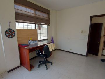 Venta de villa esquinera de cuatro dormitorios sector La Milina
