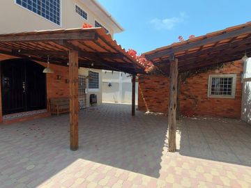 Venta de villa esquinera de cuatro dormitorios sector La Milina