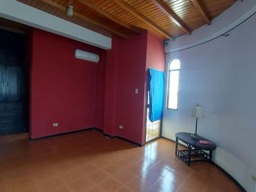 Venta de villa esquinera de cuatro dormitorios sector La Milina
