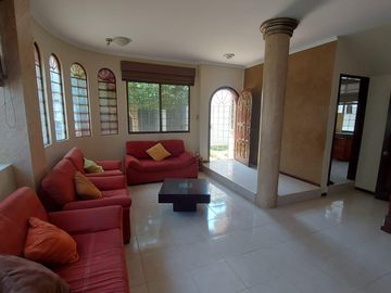 Venta de villa esquinera de cuatro dormitorios sector La Milina