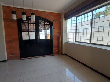 Venta de villa esquinera de cuatro dormitorios sector La Milina