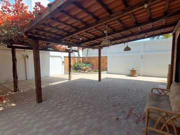 Venta de villa esquinera de cuatro dormitorios sector La Milina