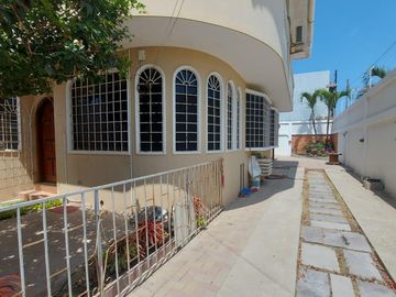 Venta de villa esquinera de cuatro dormitorios sector La Milina