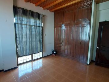 Venta de villa esquinera de cuatro dormitorios sector La Milina