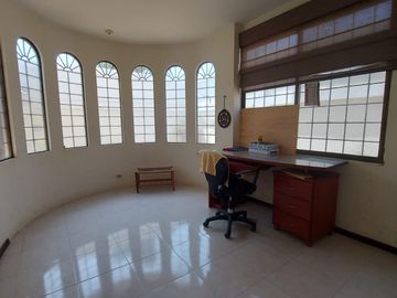 Venta de villa esquinera de cuatro dormitorios sector La Milina