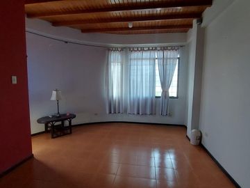 Venta de villa esquinera de cuatro dormitorios sector La Milina