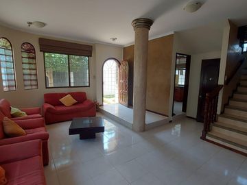 Venta de villa esquinera de cuatro dormitorios sector La Milina