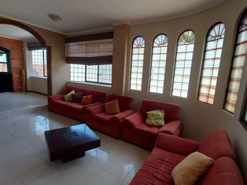 Venta de villa esquinera de cuatro dormitorios sector La Milina