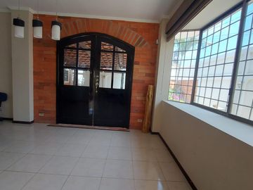 Venta de villa esquinera de cuatro dormitorios sector La Milina