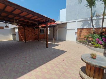 Venta de villa esquinera de cuatro dormitorios sector La Milina