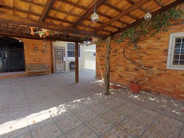 Venta de villa esquinera de cuatro dormitorios sector La Milina