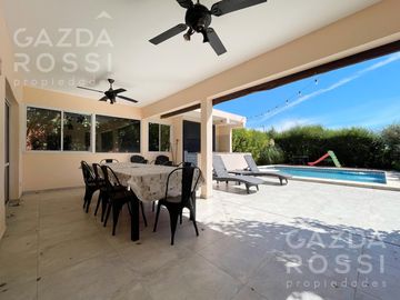 VENTA de casa con pileta en  El Rocio, Canning