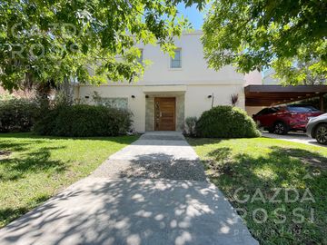 VENTA de casa con pileta en  El Rocio, Canning
