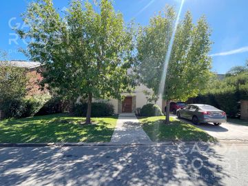 VENTA de casa con pileta en  El Rocio, Canning