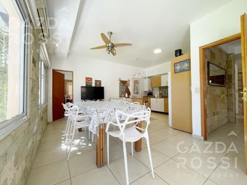 VENTA de casa con pileta en  El Rocio, Canning