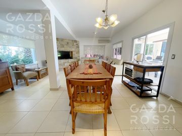 VENTA de casa con pileta en  El Rocio, Canning