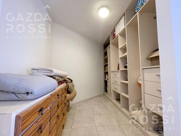 VENTA de casa con pileta en  El Rocio, Canning