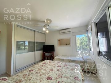 VENTA de casa con pileta en  El Rocio, Canning
