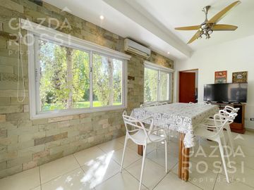 VENTA de casa con pileta en  El Rocio, Canning