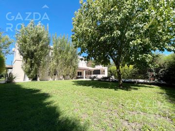 VENTA de casa con pileta en  El Rocio, Canning