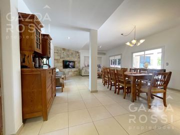 VENTA de casa con pileta en  El Rocio, Canning