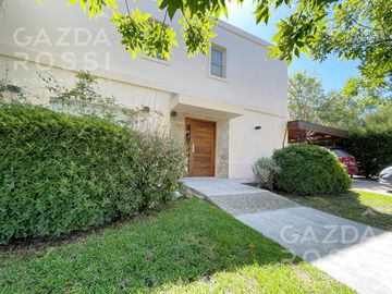 VENTA de casa con pileta en  El Rocio, Canning