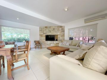 VENTA de casa con pileta en  El Rocio, Canning