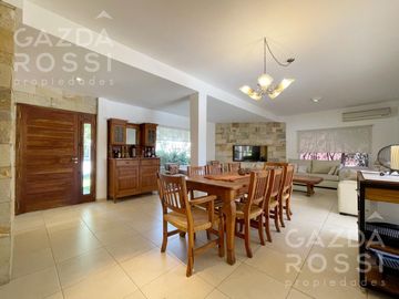 VENTA de casa con pileta en  El Rocio, Canning