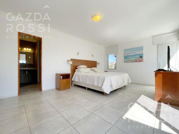 VENTA de casa con pileta en  El Rocio, Canning