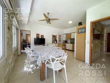 VENTA de casa con pileta en  El Rocio, Canning