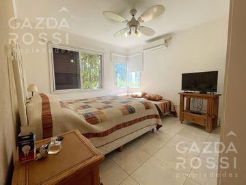 VENTA de casa con pileta en  El Rocio, Canning