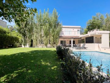 VENTA de casa con pileta en  El Rocio, Canning