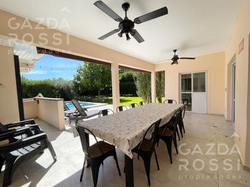 VENTA de casa con pileta en  El Rocio, Canning