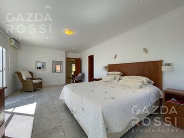 VENTA de casa con pileta en  El Rocio, Canning