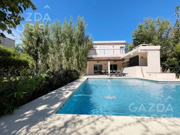 VENTA de casa con pileta en  El Rocio, Canning