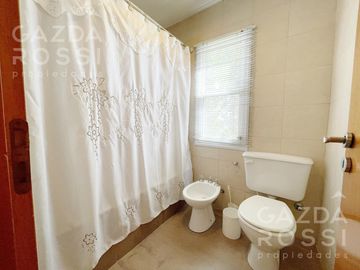 VENTA de casa con pileta en  El Rocio, Canning