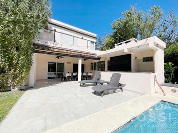 VENTA de casa con pileta en  El Rocio, Canning