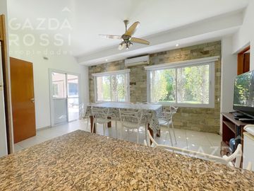 VENTA de casa con pileta en  El Rocio, Canning