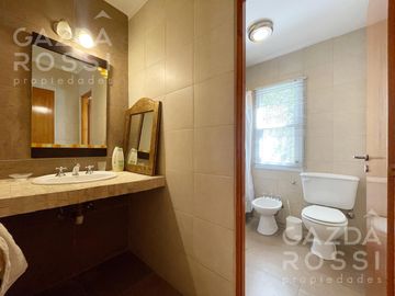 VENTA de casa con pileta en  El Rocio, Canning