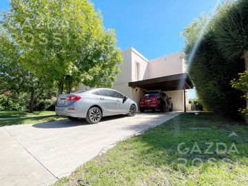 VENTA de casa con pileta en  El Rocio, Canning