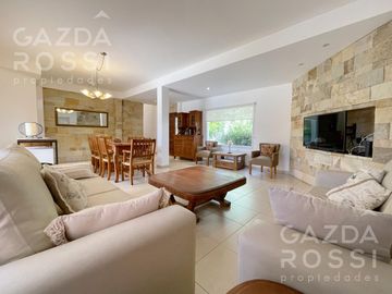 VENTA de casa con pileta en  El Rocio, Canning