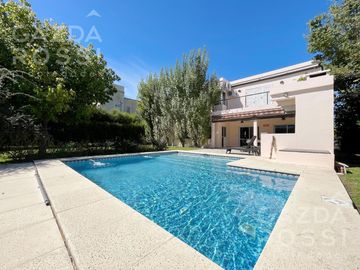 VENTA de casa con pileta en  El Rocio, Canning