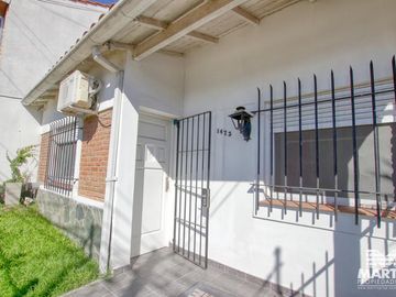 Chalet 3 ambientes reciclado a nuevo con patio - Martínez