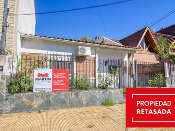 Chalet 3 ambientes reciclado a nuevo con patio - Martínez