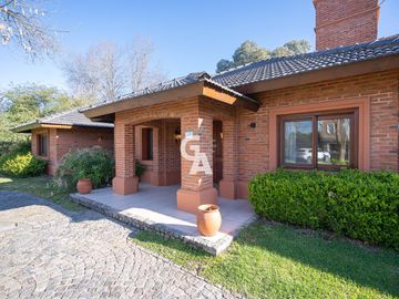 Casa en  Venta 5 ambientes  AL GOLF en Mayling Club de Campo