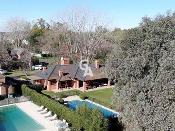 Casa en  Venta 5 ambientes  AL GOLF en Mayling Club de Campo