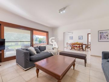 Casa en  Venta 5 ambientes  AL GOLF en Mayling Club de Campo