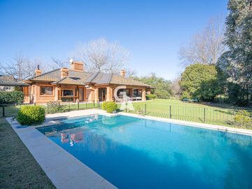 Casa en  Venta 5 ambientes  AL GOLF en Mayling Club de Campo